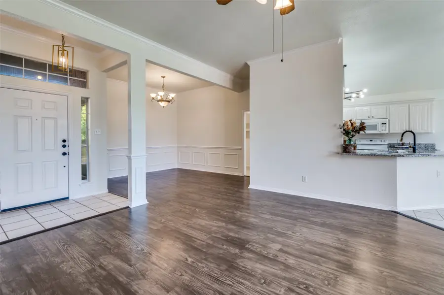 803 W Lonesome Dove Trail, Arlington, TX 76001 - Image #3