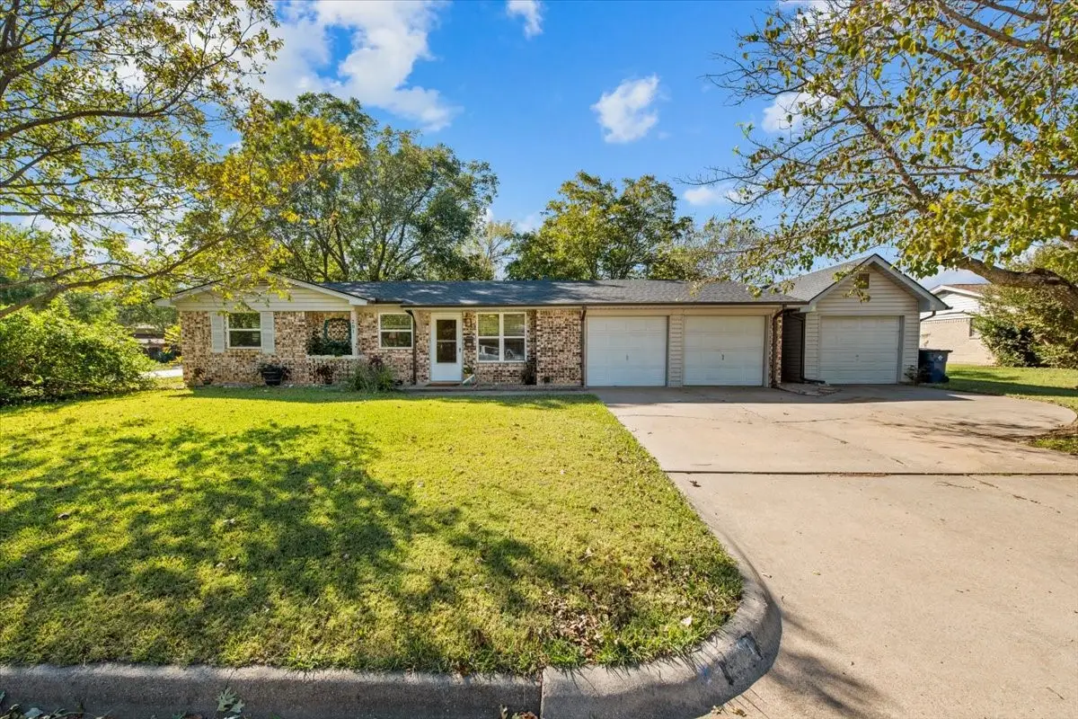 201 NW Jayellen Avenue, Burleson, TX 76028 - Image #1
