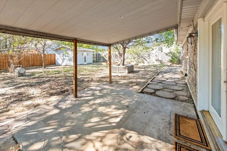 201 NW Jayellen Avenue, Burleson, TX 76028 - Image #2