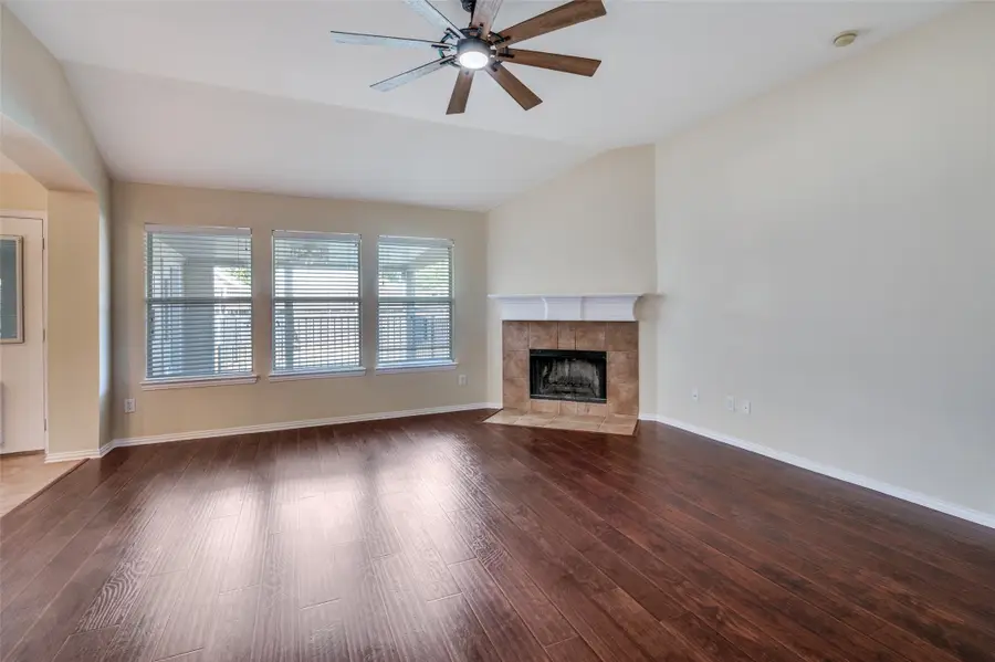 7927 Fox Chase Drive, Arlington, TX 76001 - Image #3