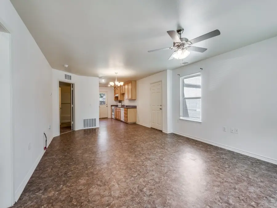 913 E Davis Avenue, Fort Worth, TX 76104 - Image #2