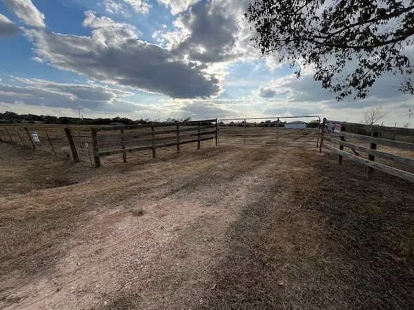 8573 Loop Road, Bellville, TX 77418