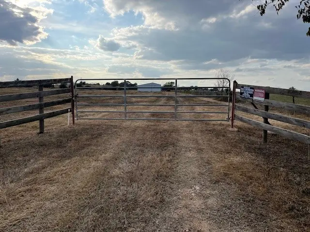 8573 Loop Road, Bellville, TX 77418 - Image #2