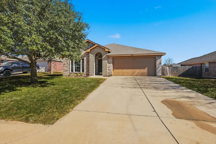 121 Kings Way Drive, Rhome, TX 76078 - #2