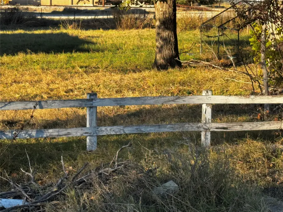 203 E Fleming Avenue, Comanche, TX 76442 - Image #2