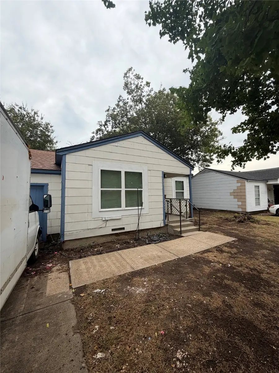 1033 Tamara Lane, Grand Prairie, TX 75051 - Image #3