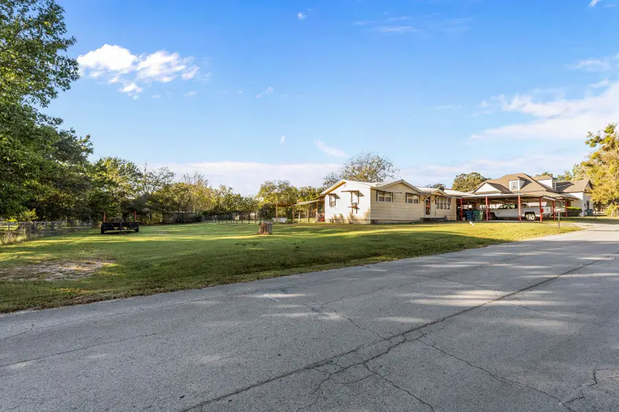 205 College Street, Chico, TX 76431 - Image #3