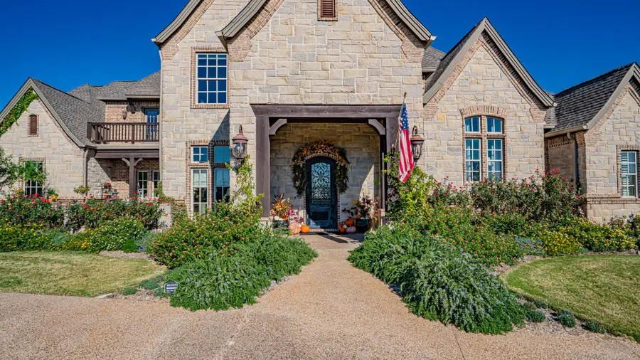 3400 Sundance Court, Granbury, TX 76049 - Image #2