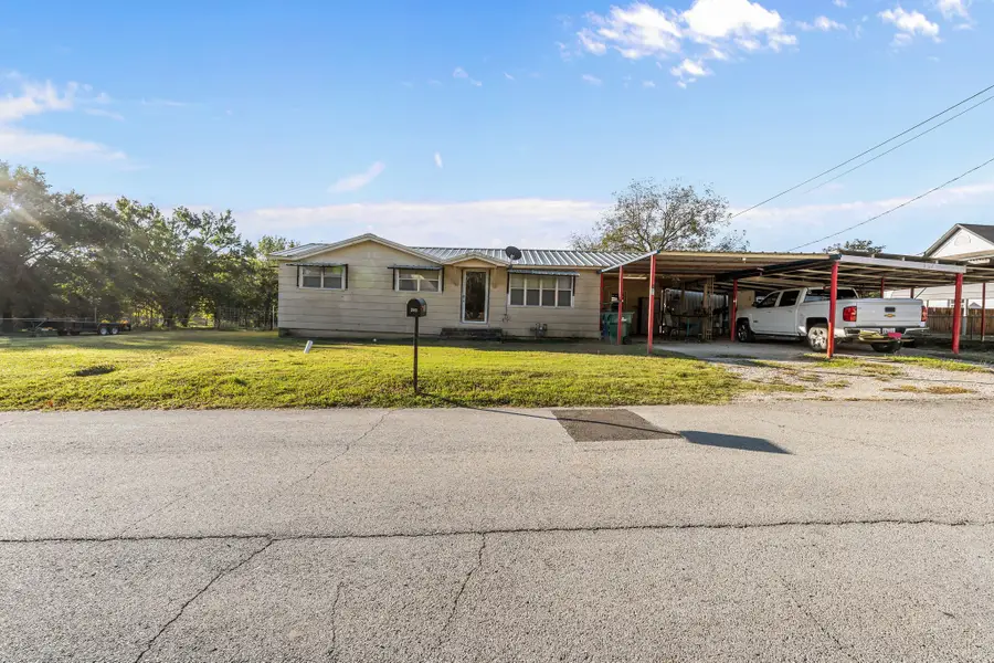 205 College Street, Chico, TX 76431 - Image #3