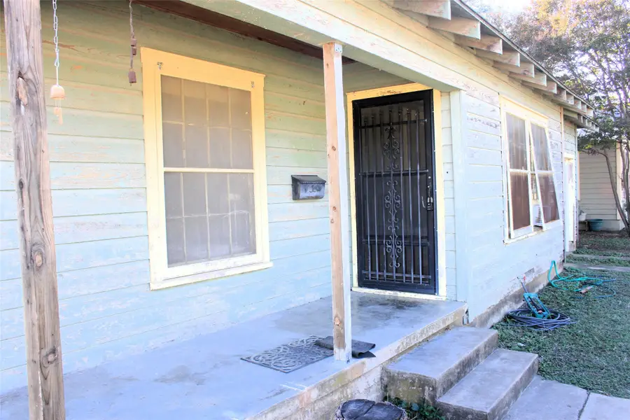 1001 W Woodlawn Street, San Saba, TX 76877 - Image #2