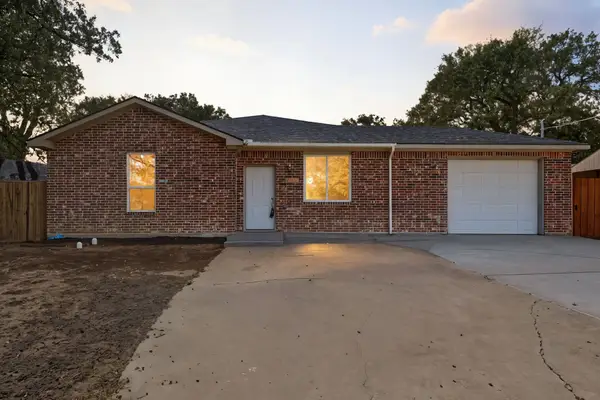 214 Pembrook Street, Lake Dallas, TX 75065