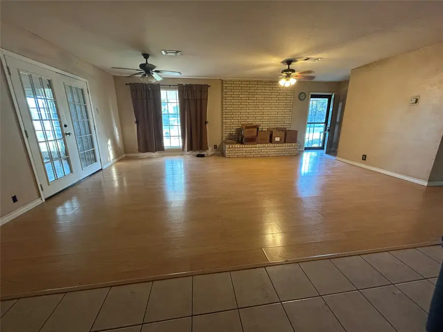 411 E Grand Avenue, Comanche, TX 76442 - Image #3