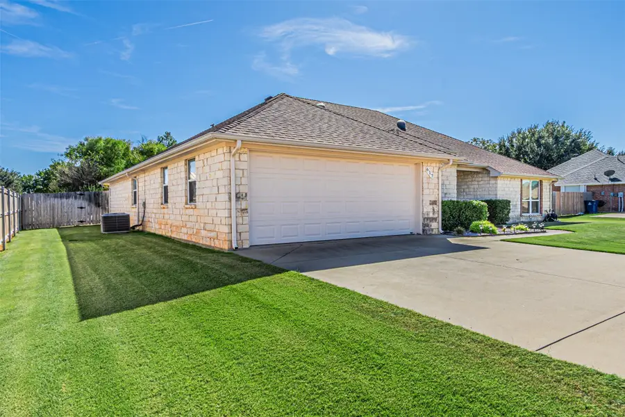 617 Parker Lane, Granbury, TX 76048 - Image #2