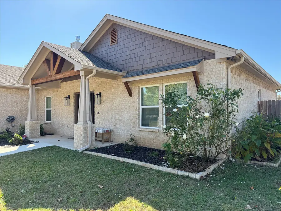 702 Pillar Street, Bowie, TX 76230 - Image #3