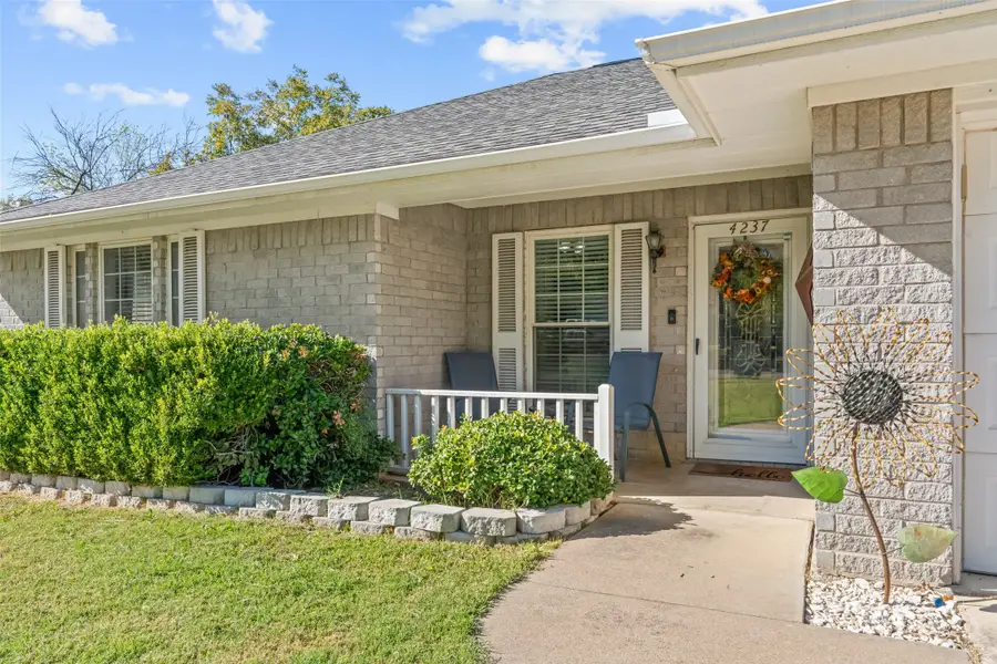 4237 Sue Court, Lake Worth, TX 76135 - Image #3