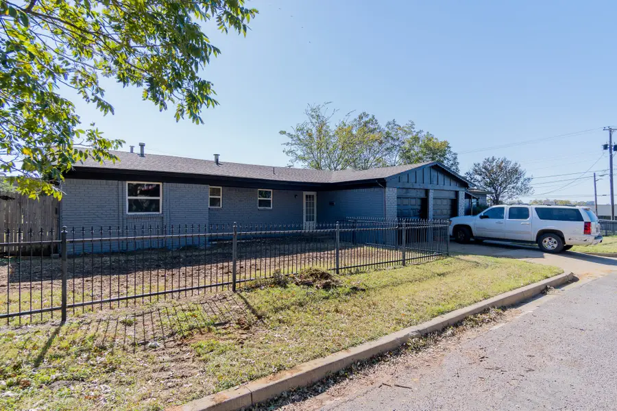 4200 Kenwood Court, Fort Worth, TX 76103 - Image #2