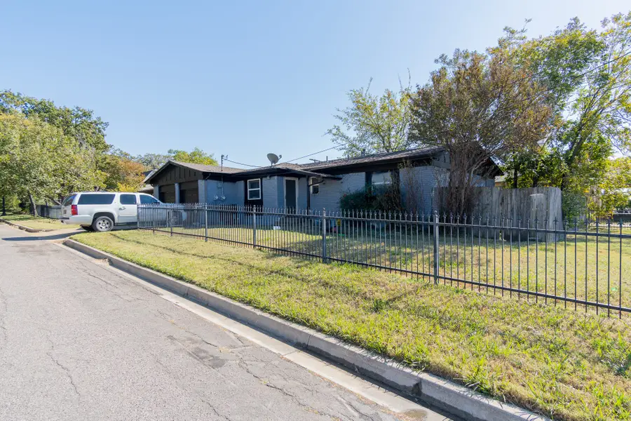 4200 Kenwood Court, Fort Worth, TX 76103 - Image #3