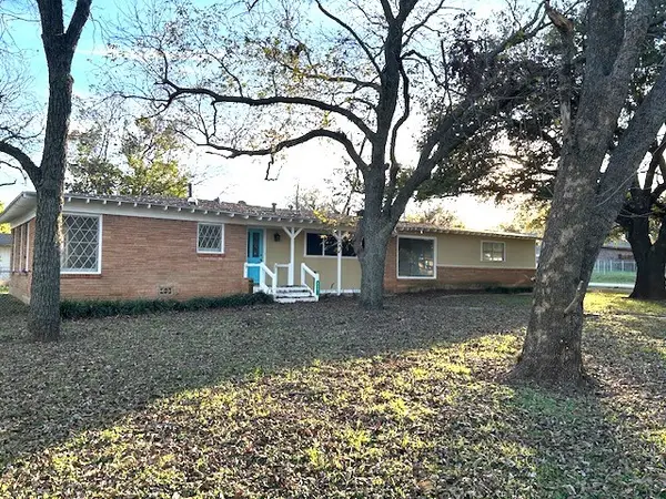 221 W 5th Street, Springtown, TX 76086