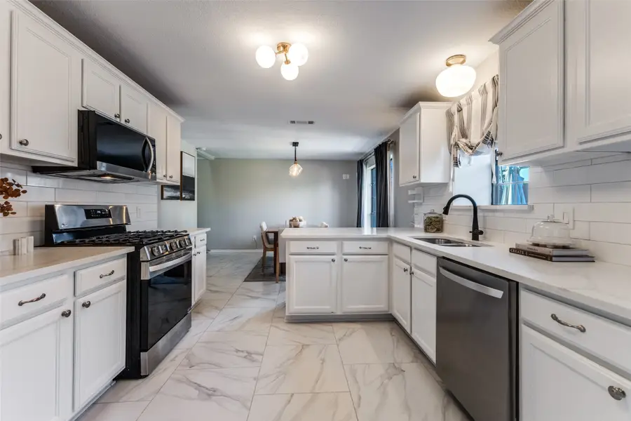 8209 Weatherly Drive, Rowlett, TX 75089 - Image #3