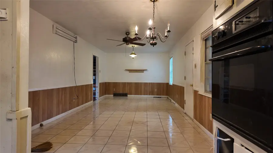 2121 Barbell Lane, Fort Worth, TX 76111 - Image #2