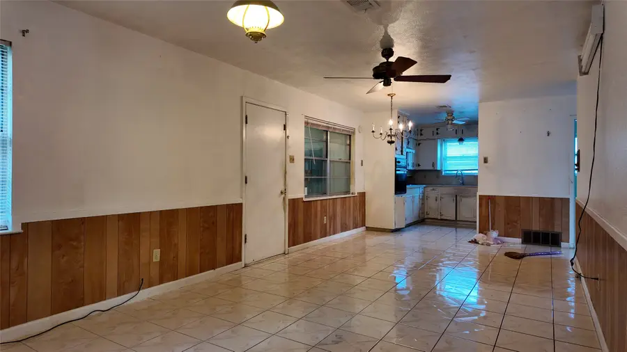 2121 Barbell Lane, Fort Worth, TX 76111 - Image #3