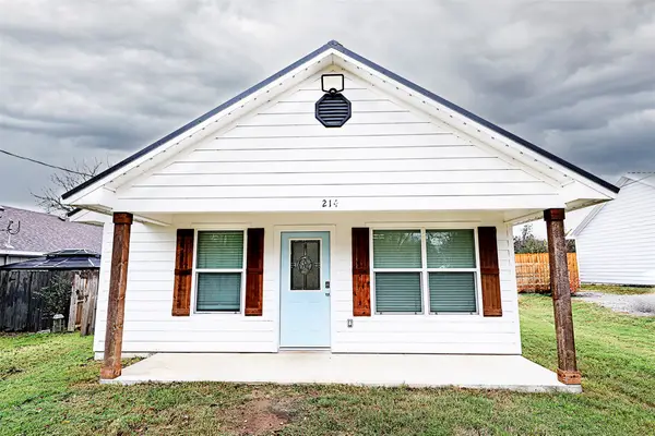 214 E Clay Street, Bowie, TX 76230