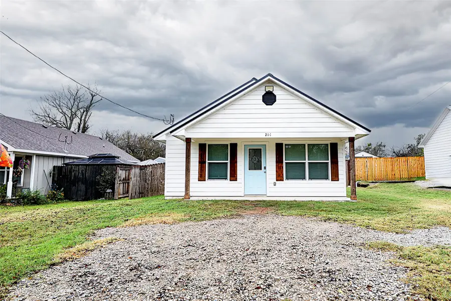 214 E Clay Street, Bowie, TX 76230 - Image #2