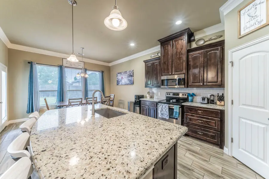 313 Donna Circle, Granbury, TX 76049 - Image #3