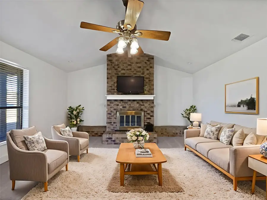 806 SE 4th Street, Grand Prairie, TX 75051 - Image #2