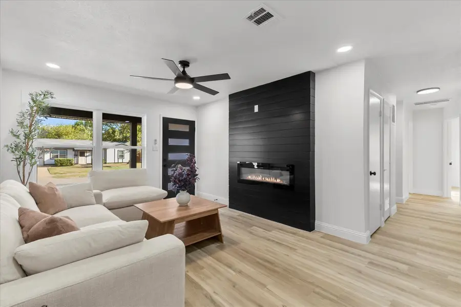 407 Freestone Drive, Euless, TX 76039 - Image #3