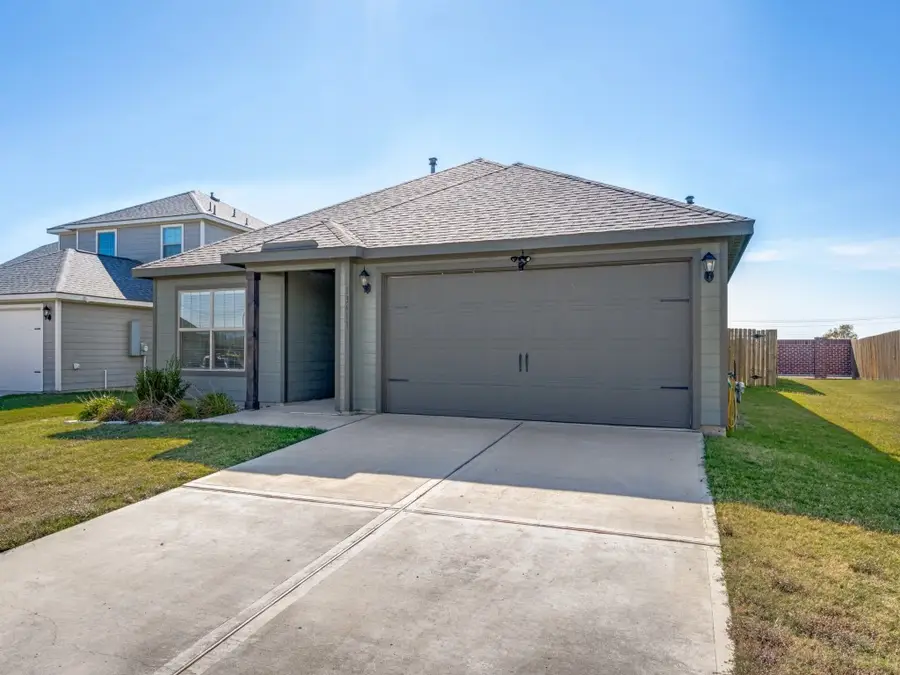 13611 Logan Pass Drive, Ponder, TX 76259 - Image #2