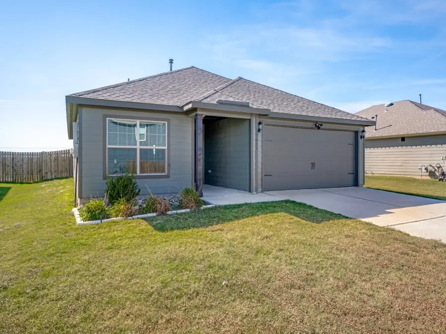 13611 Logan Pass Drive, Ponder, TX 76259 - Image #3