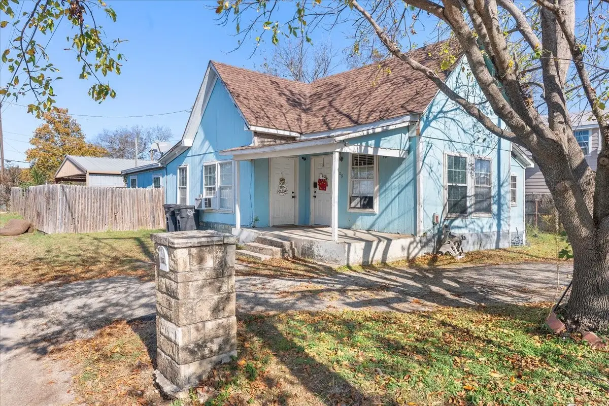 109 N Kouns Street, Cleburne, TX 76031 - Image #1