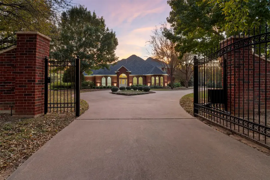 209 N Creekwood Drive, Mansfield, TX 76063 - Image #2