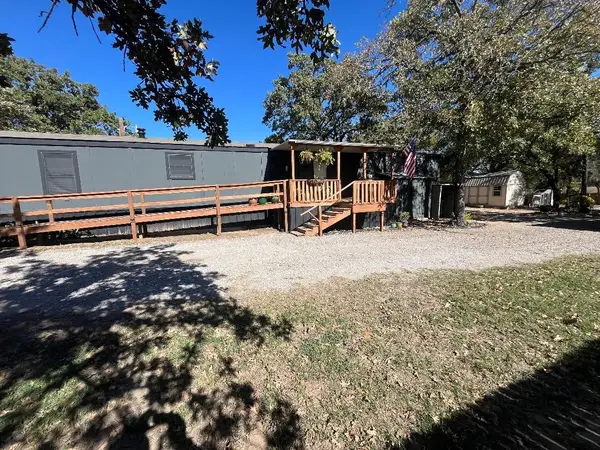 126 Briar Oaks Drive, Azle, TX 76020