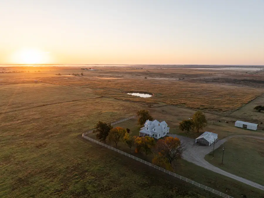 945 Quarter Horse Lane, Bellevue, TX 76228 - Image #2