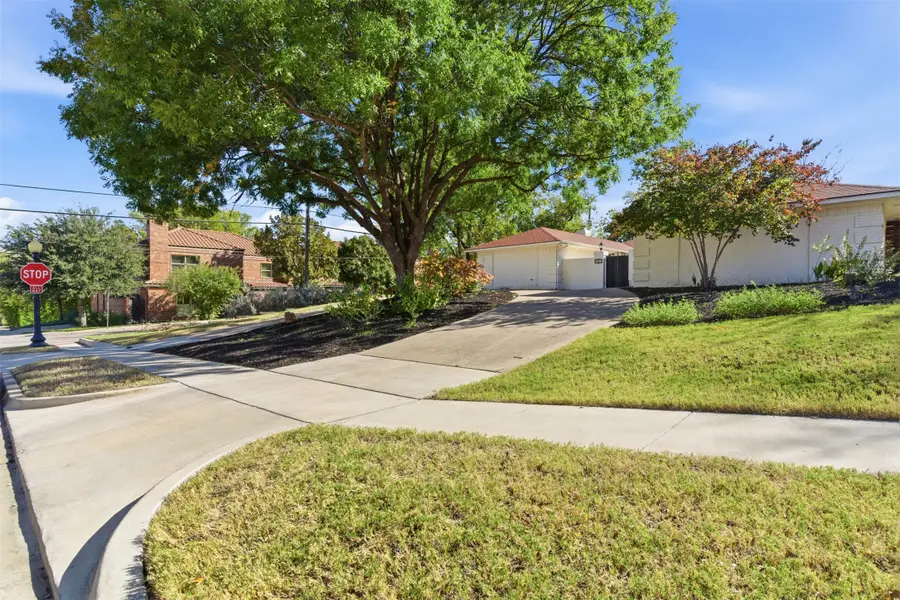 2201 Mistletoe Boulevard, Fort Worth, TX 76110 - Image #2