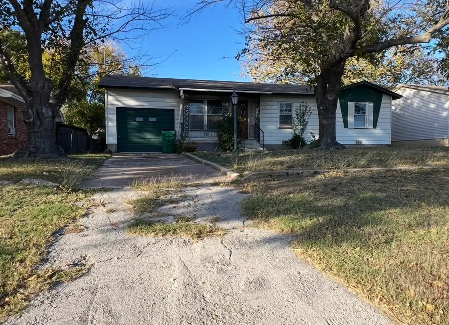 1104 E Omega Street, Henrietta, TX 76365 - Image #2