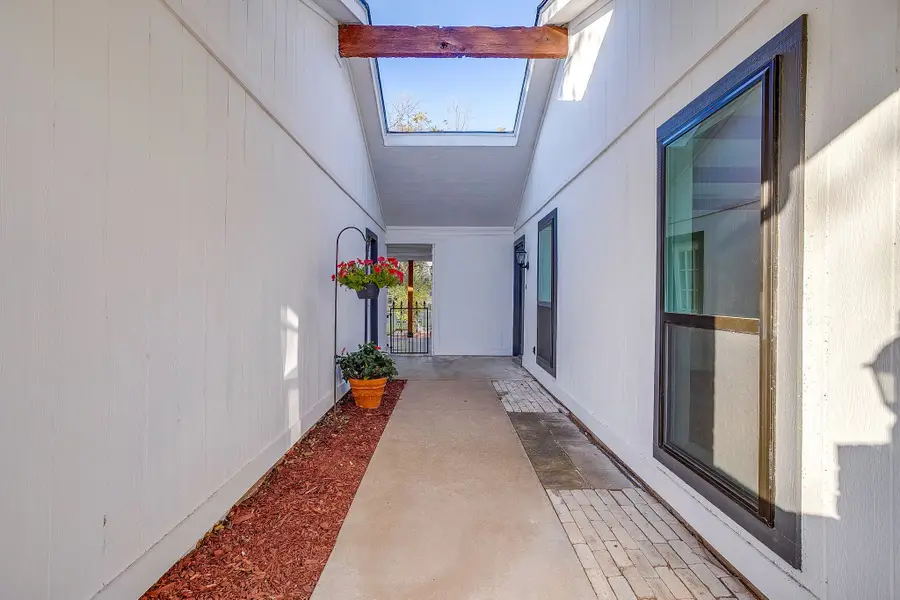 10127 Ravenswood Road, Granbury, TX 76049 - Image #3