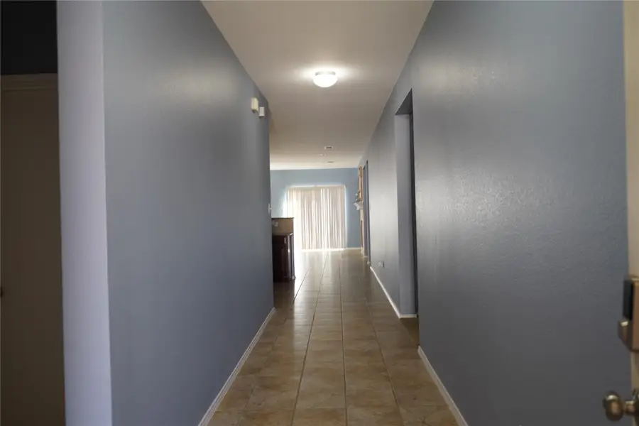 909 Bee Creek Lane, Fort Worth, TX 76120 - Image #2