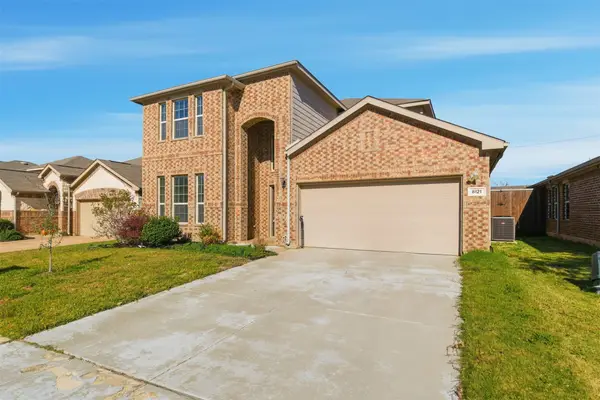 8121 Black Hills Trail, Aubrey, TX 76227