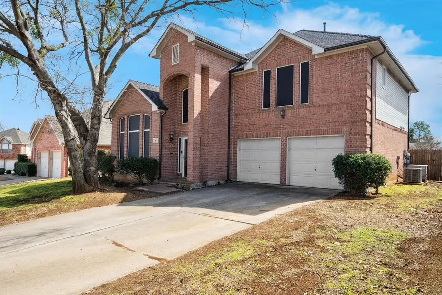 807 Peterstow Drive, Euless, TX 76039 - Image #2