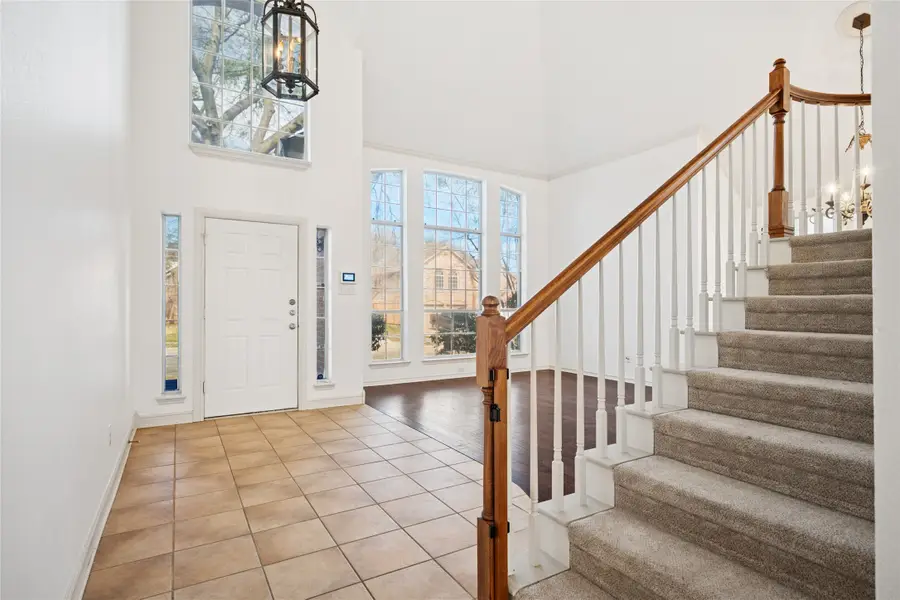 807 Peterstow Drive, Euless, TX 76039 - Image #3