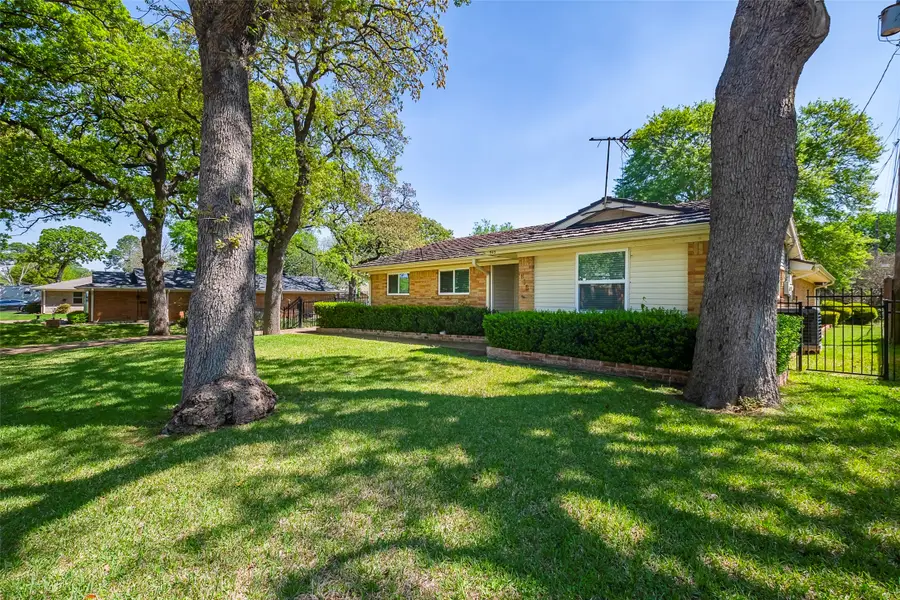 818 Westbrook Drive, Irving, TX 75060 - Image #2