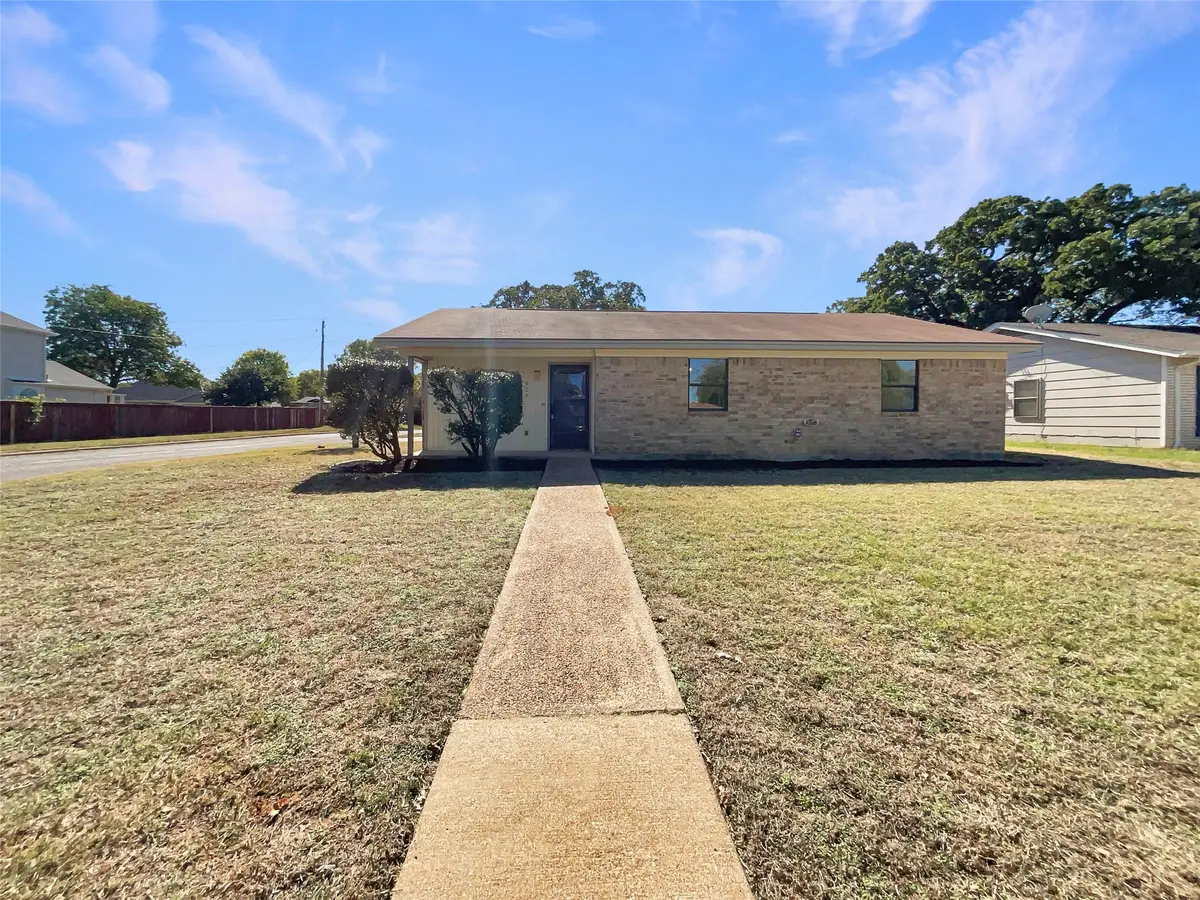 928 Shady Oaks Drive, Kennedale, TX 76060 - Image #1