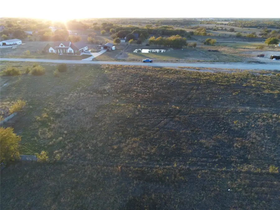 660 Hummingbird Lane, Justin, TX 76247 - Image #2