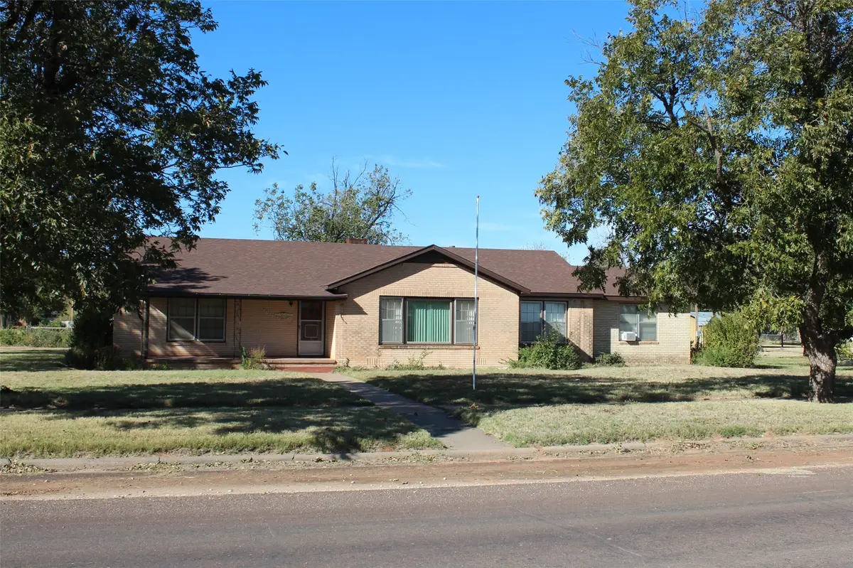 1011 N Munday Avenue, Munday, TX 76371 - Image #1