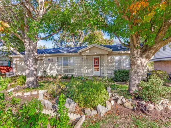 1105 Sproles Drive, Benbrook, TX 76126