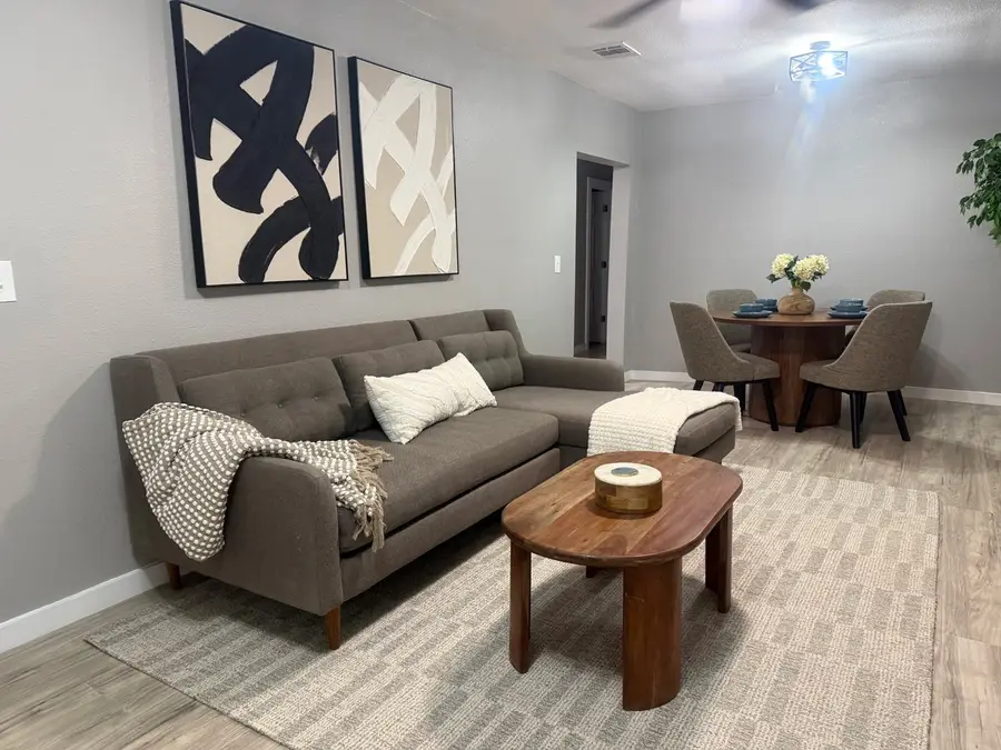 328 N Taylor Street, Gainesville, TX 76240 - Image #2