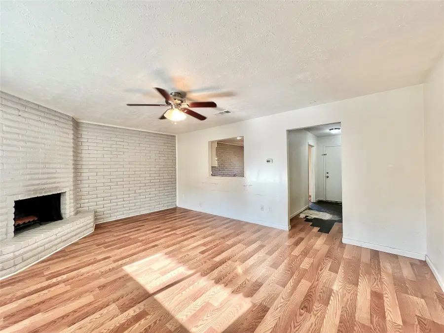 19 W Mountain Creek Drive, Grand Prairie, TX 75052 - Image #2